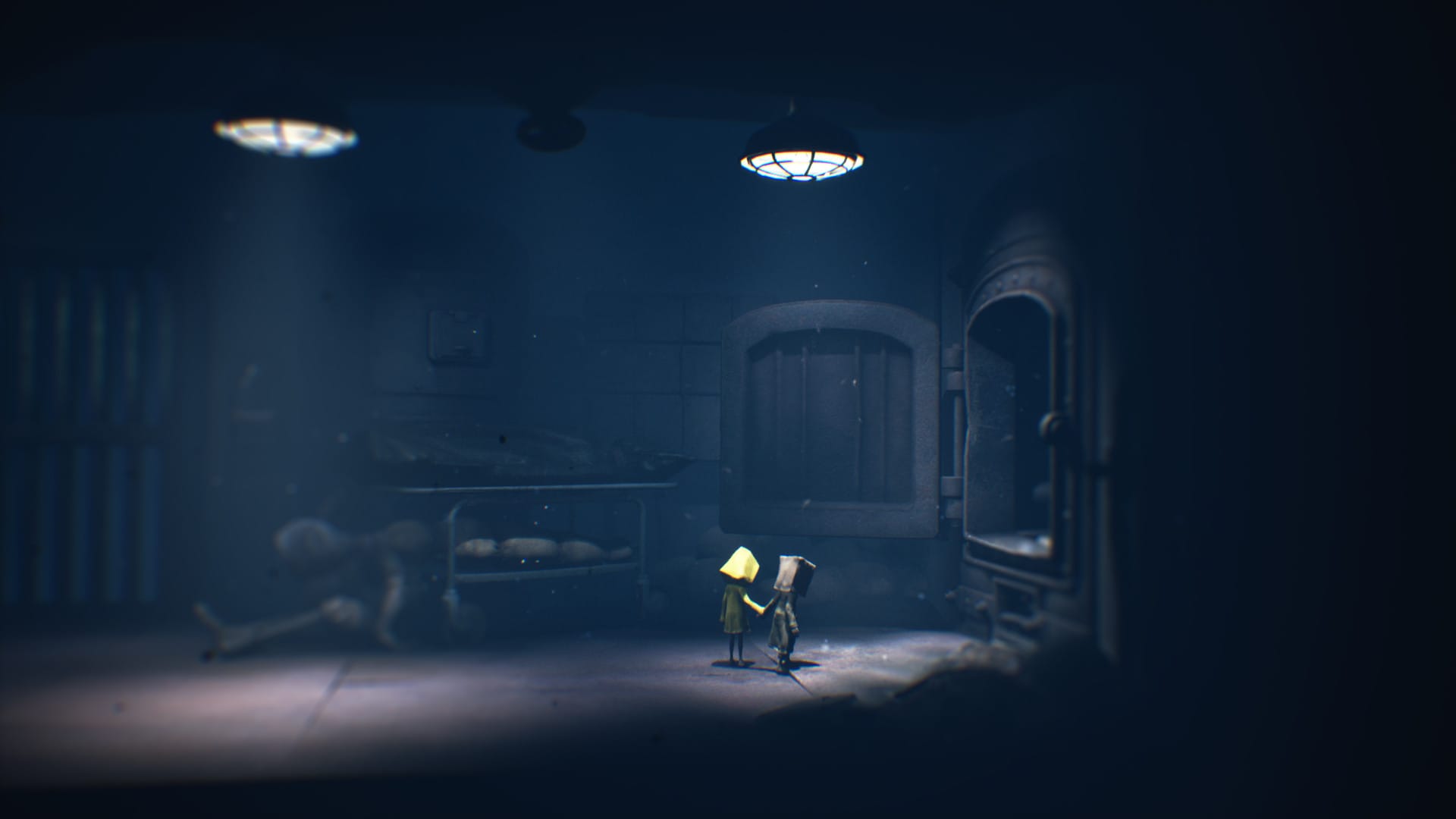 герои стоят в темной комнате Little Nightmares 2