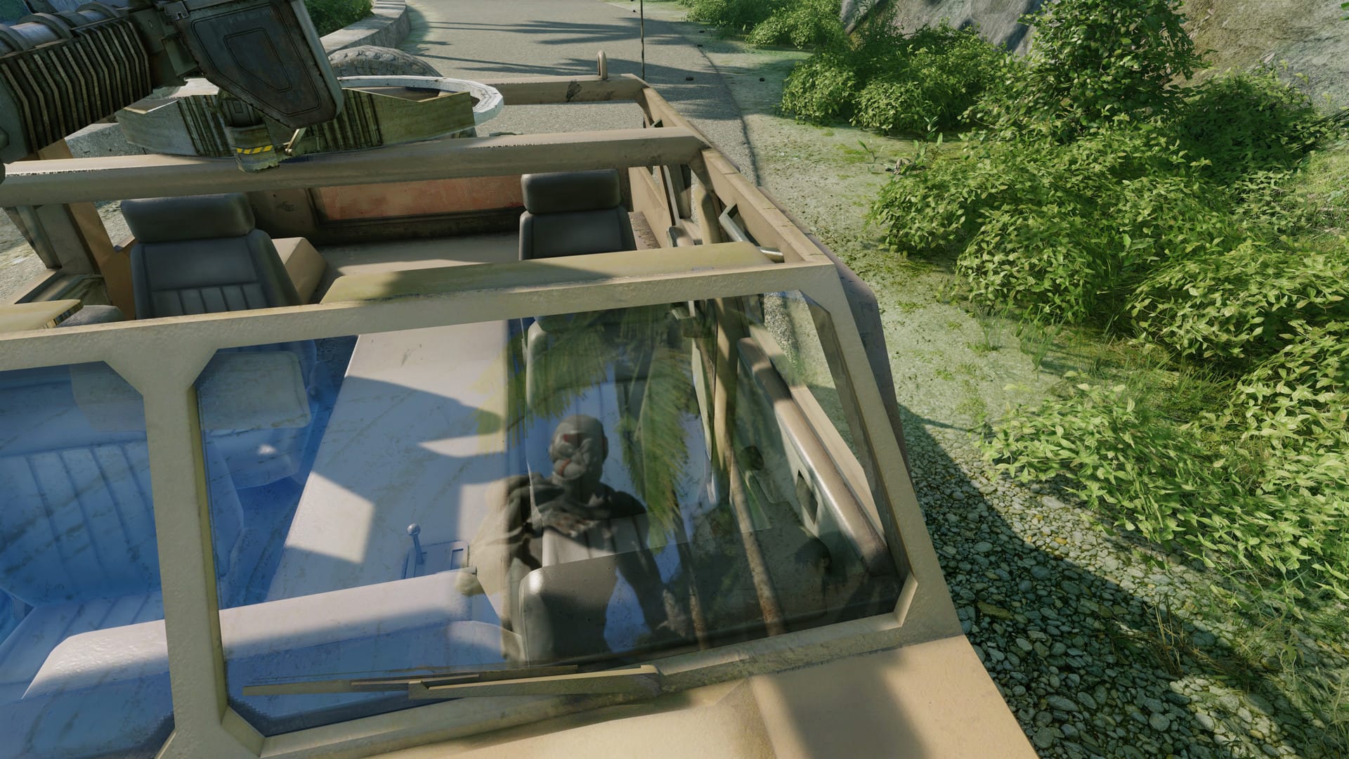 враг смотрит в переднее стекло автомобиля Crysis Remastered