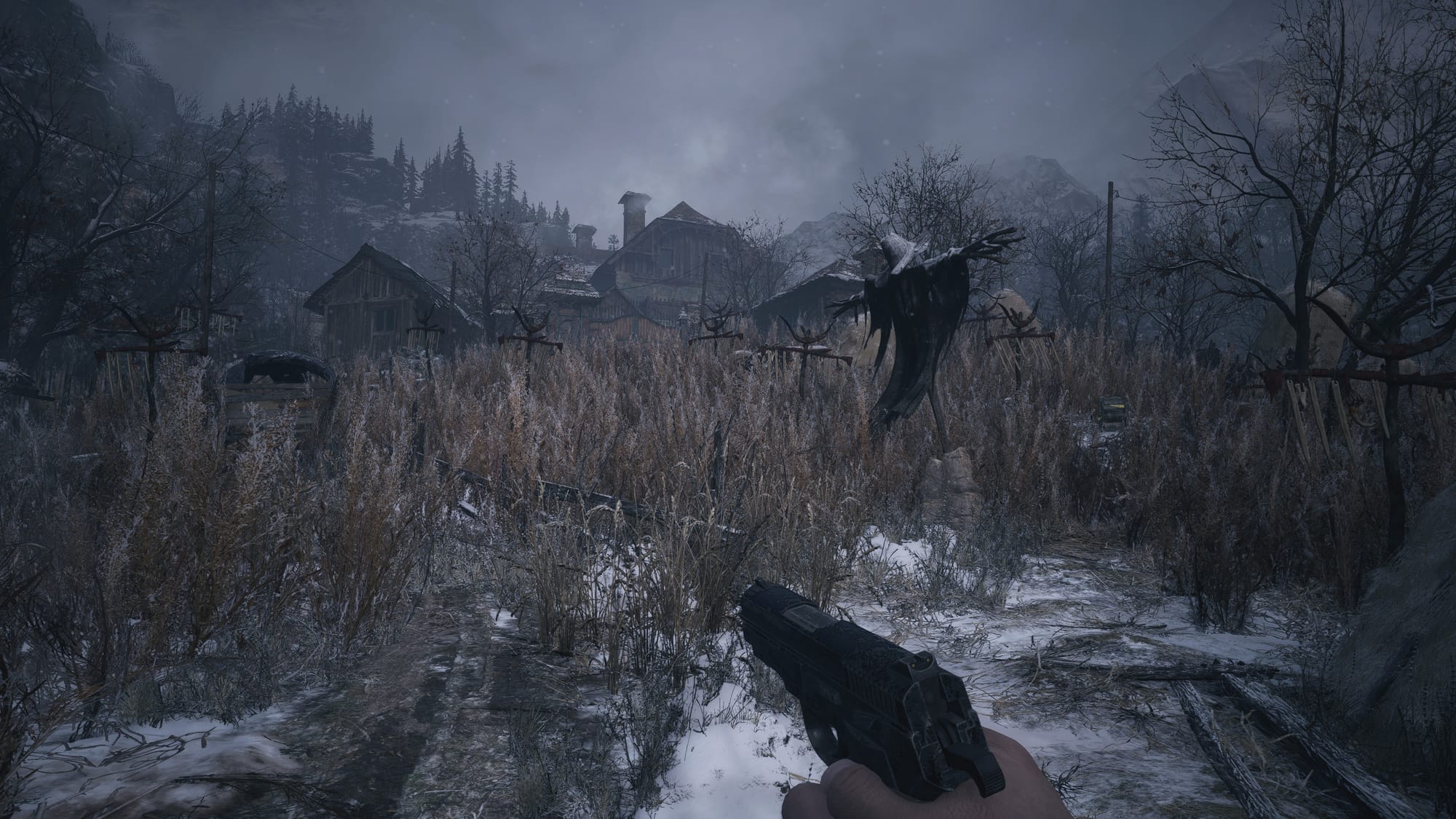 пистолет в Resident Evil Village не помешает