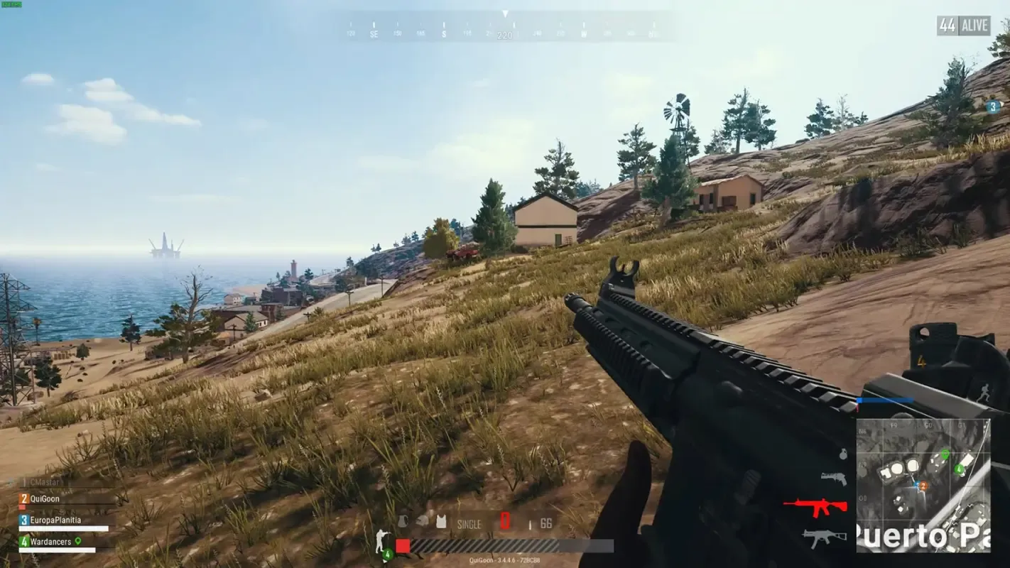 персонаж с оружием подымается в гору в PUBG