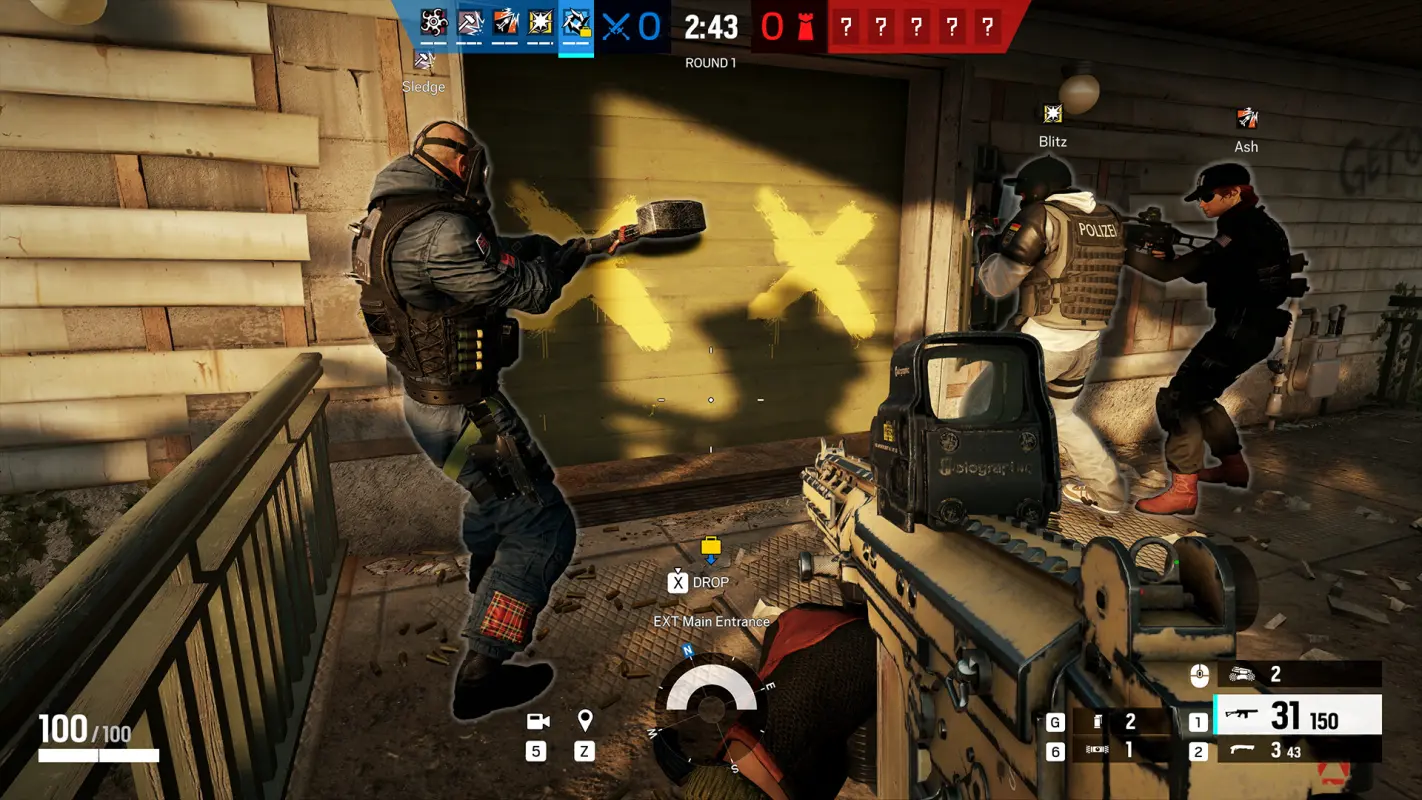 оперативник молотом ломает ворота в Rainbow Six Siege