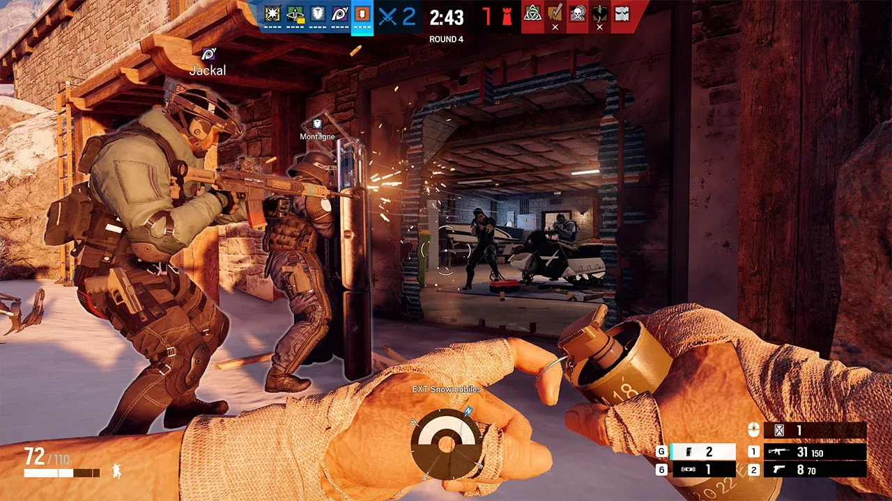 игрок срывает чеку с шашки в Rainbow Six Siege