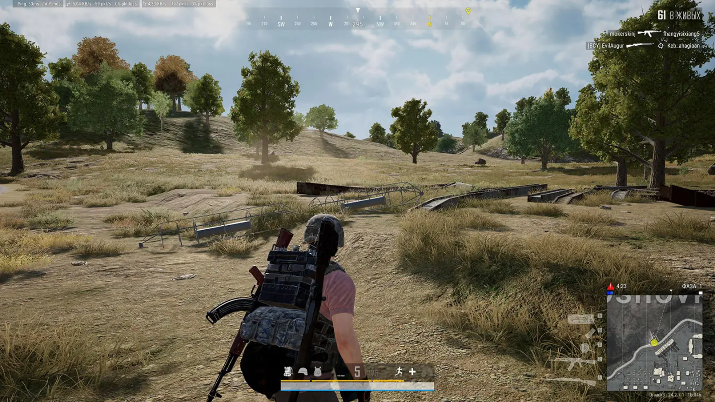 герой крадется по редкому лесу в PUBG