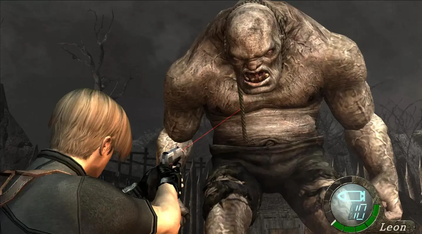 Леон нацелился на монстра в Resident Evil 4