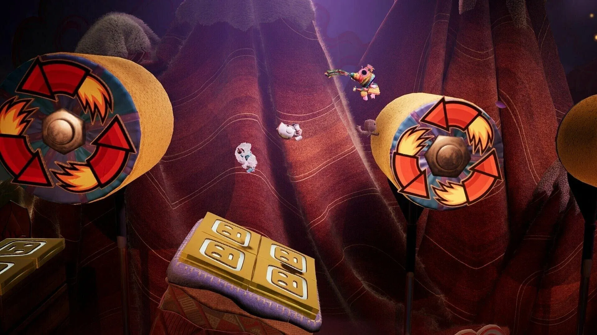 персонажи проходят крутящиеся барабаны в Sackboy: A Big Adventure