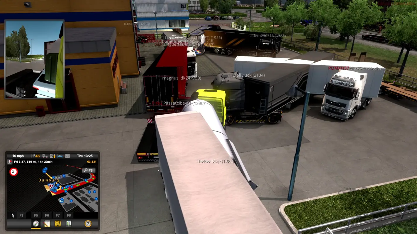 фуры собрались у склада в Euro Truck Simulator 2