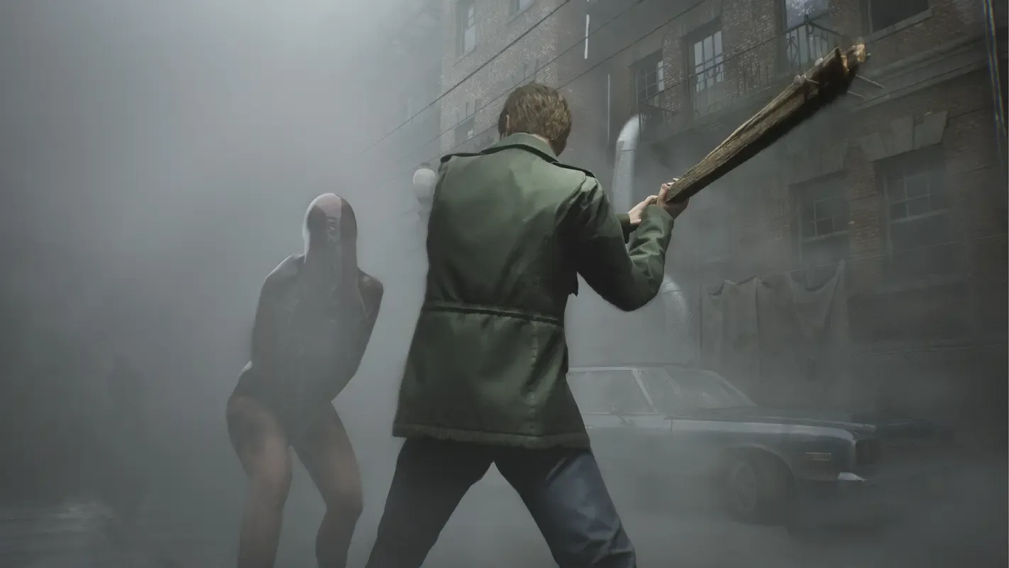 герой замахивается палкой в Silent Hill 2